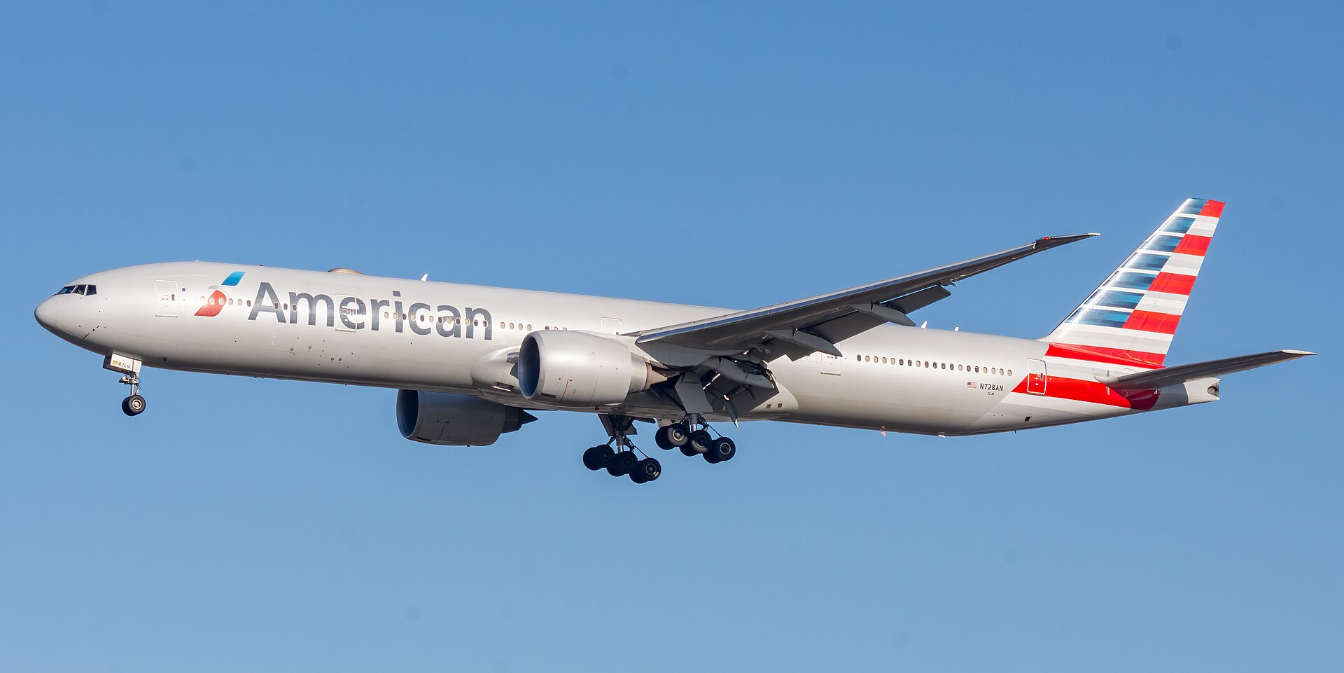 American Airlines aircraft (AA) — aerolínea con rutas internacionales, photo via Wikimedia Commons (Wikipedia summary)