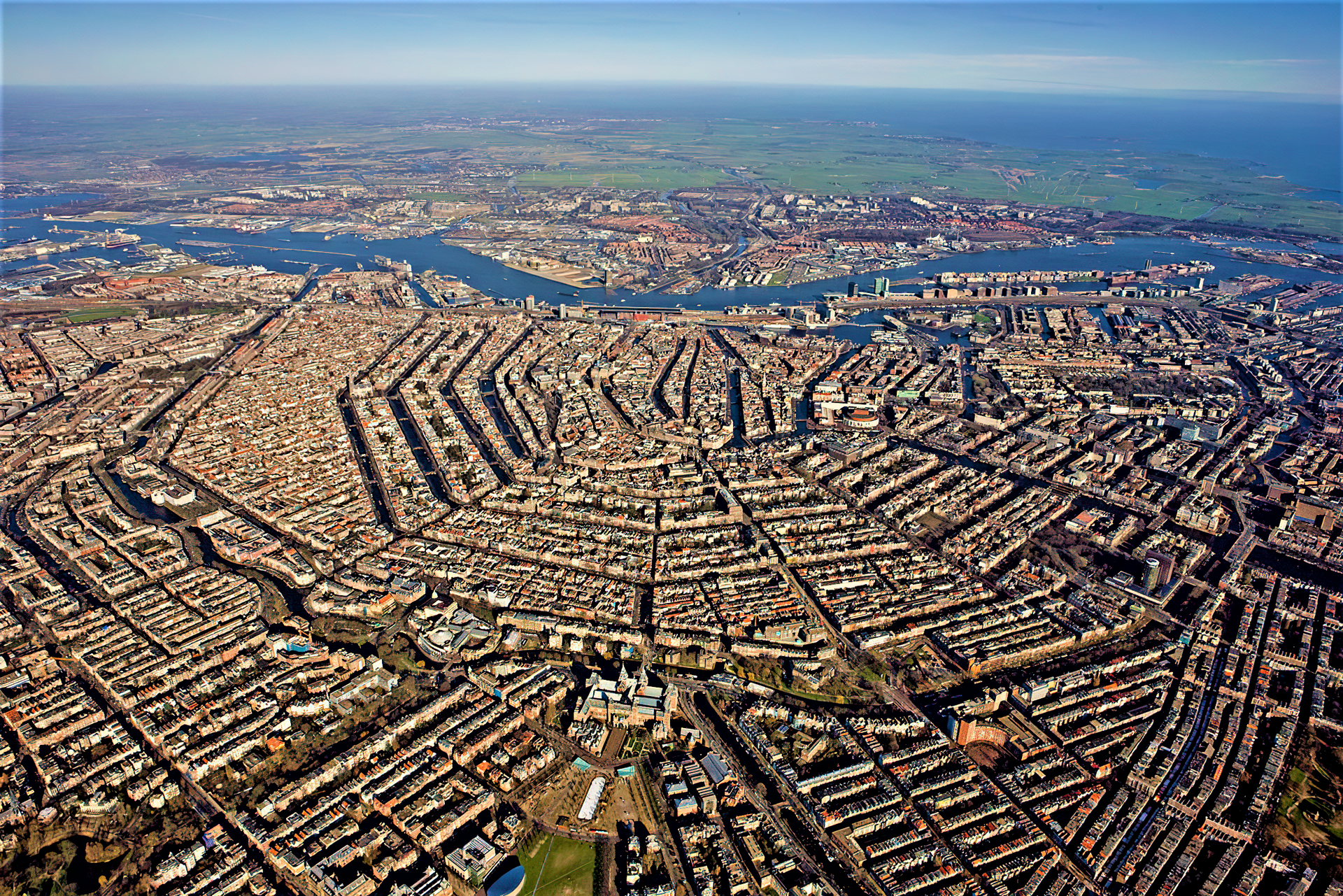 Amsterdam (AMS) — aeropuerto internacional, photo via Wikimedia Commons (Wikipedia summary image)