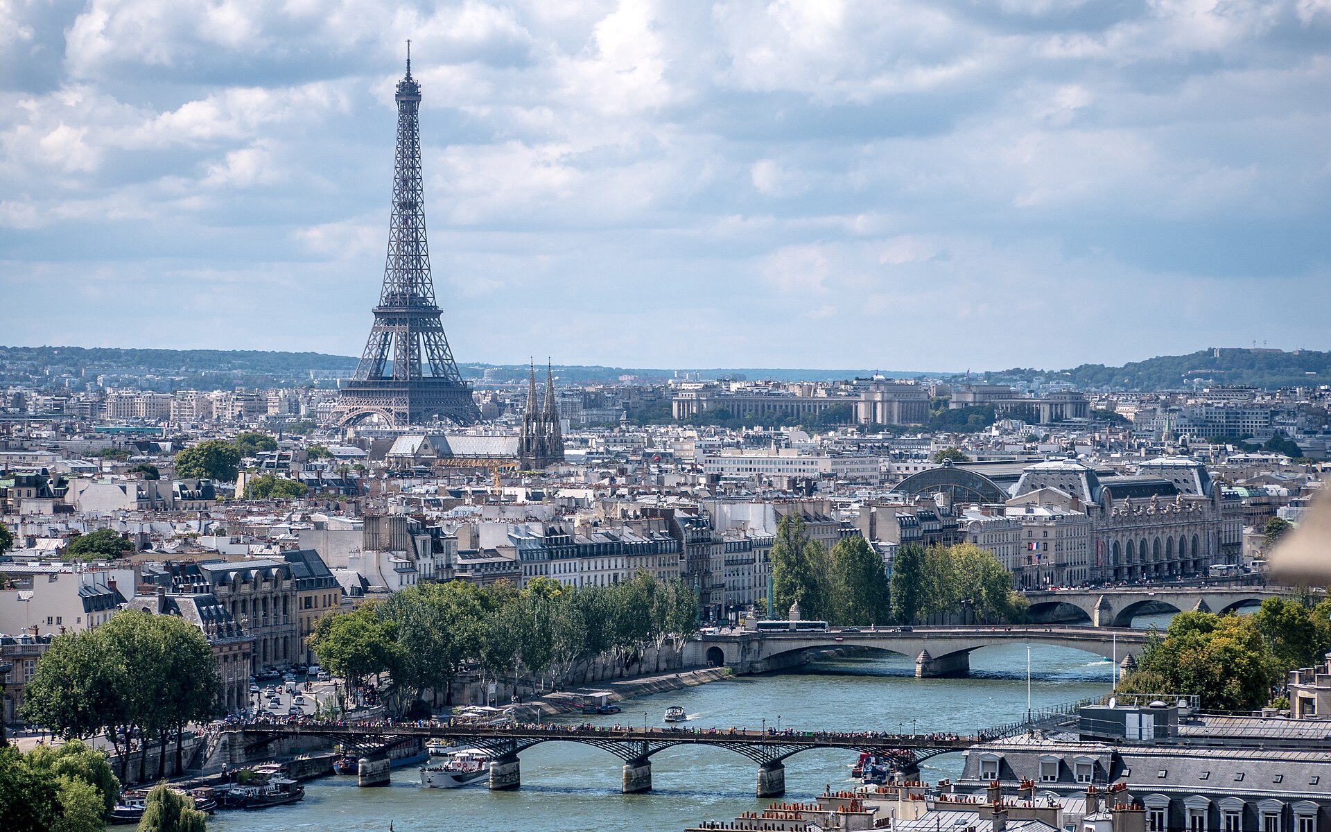 Paris (CDG) — aeropuerto internacional, photo via Wikimedia Commons (media-list scan)