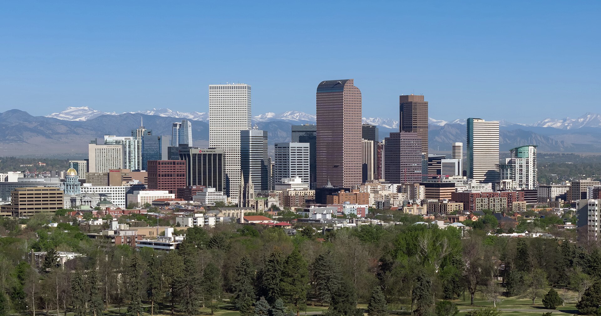 Denver (DEN) — aeropuerto internacional, photo via Wikimedia Commons (media-list scan)