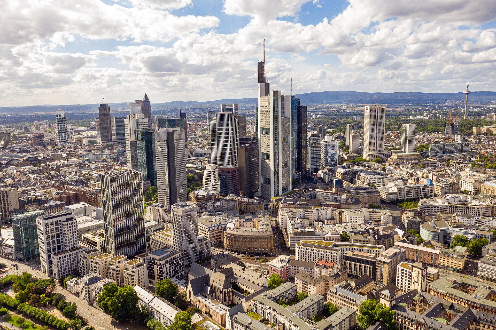 Frankfurt (FRA) — aeropuerto internacional, photo via Wikimedia Commons (media-list scan)
