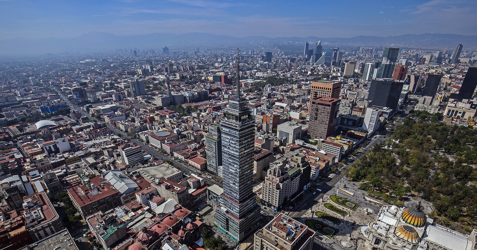 Ciudad de México (MEX) — aeropuerto internacional, photo via Wikimedia Commons (media-list scan)