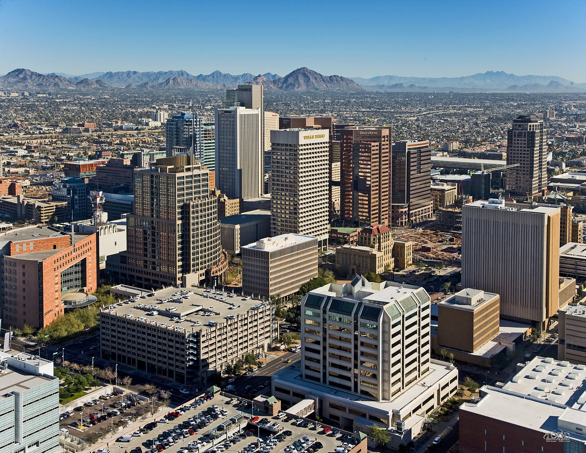 Phoenix (PHX) — aeropuerto internacional, photo via Wikimedia Commons (Wikipedia skyline article)