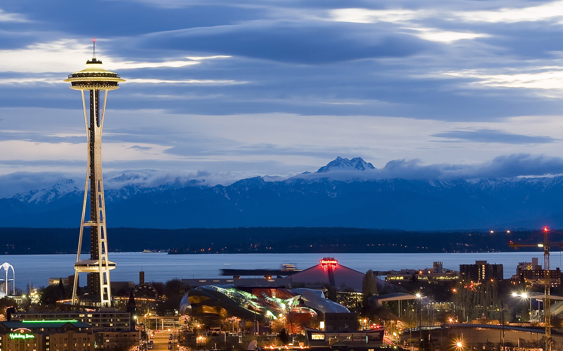 Seattle (SEA) — aeropuerto internacional, photo via Wikimedia Commons (Wikipedia summary image)
