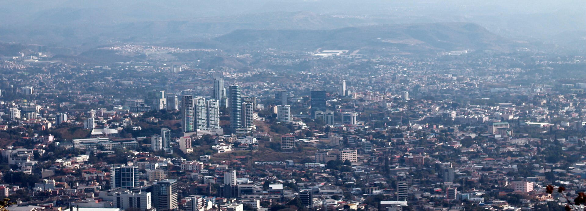 Tegucigalpa (TGU) — aeropuerto internacional, photo via Wikimedia Commons (media-list scan)