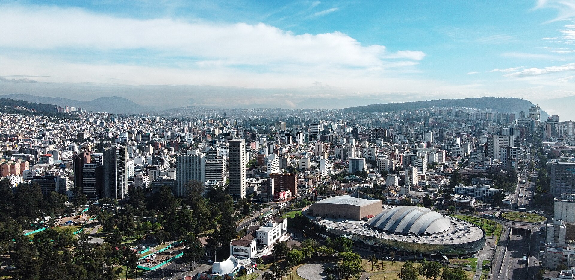 Quito (UIO) — aeropuerto internacional, photo via Wikimedia Commons (media-list scan)