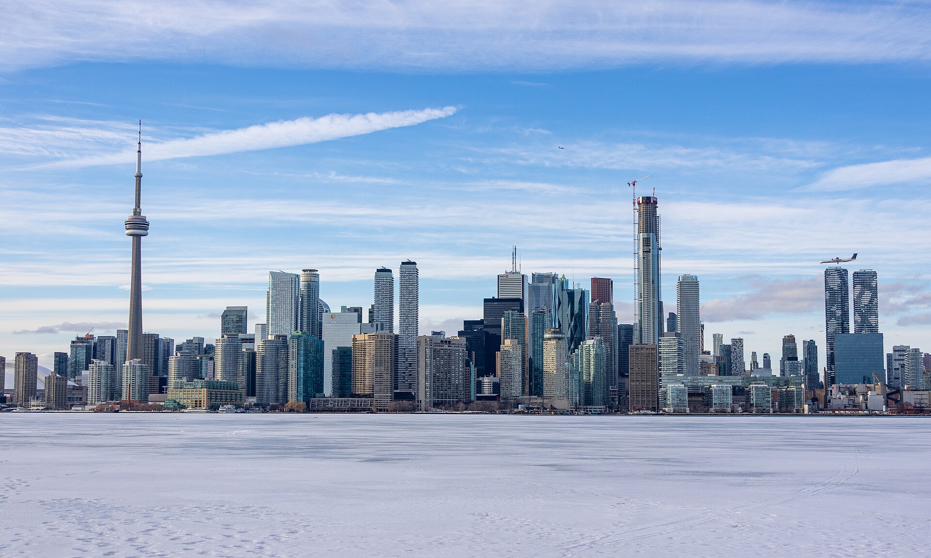 Toronto (YYZ) — aeropuerto internacional, photo via Wikimedia Commons (media-list scan)